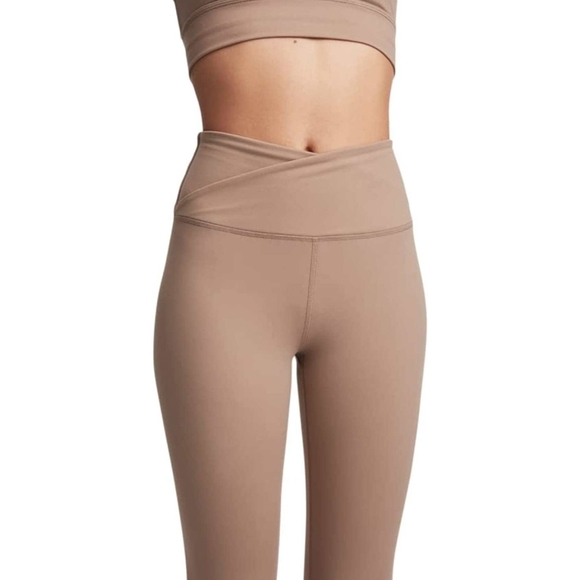 Bandier x Sincerely Jules The Rue Crossover Legging in Nutmeg - Picture 4 of 11